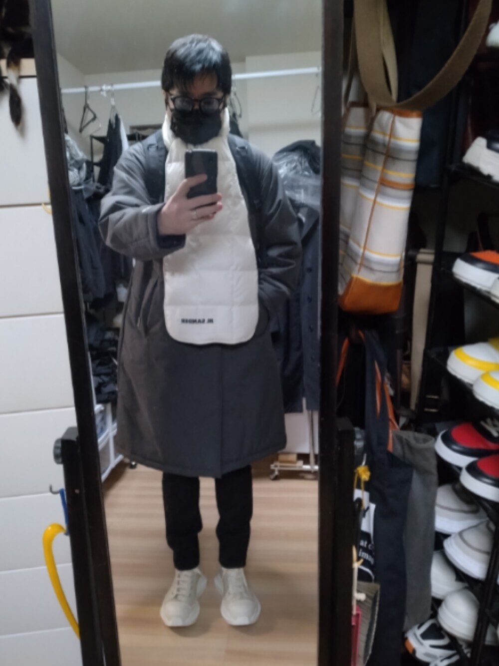 「DRKSHDWのAbstract Sneaks（スニーカー、ホワイト系）」を使った、高さん（メンズ・176cm）の冬コーディネートの1枚目の写真