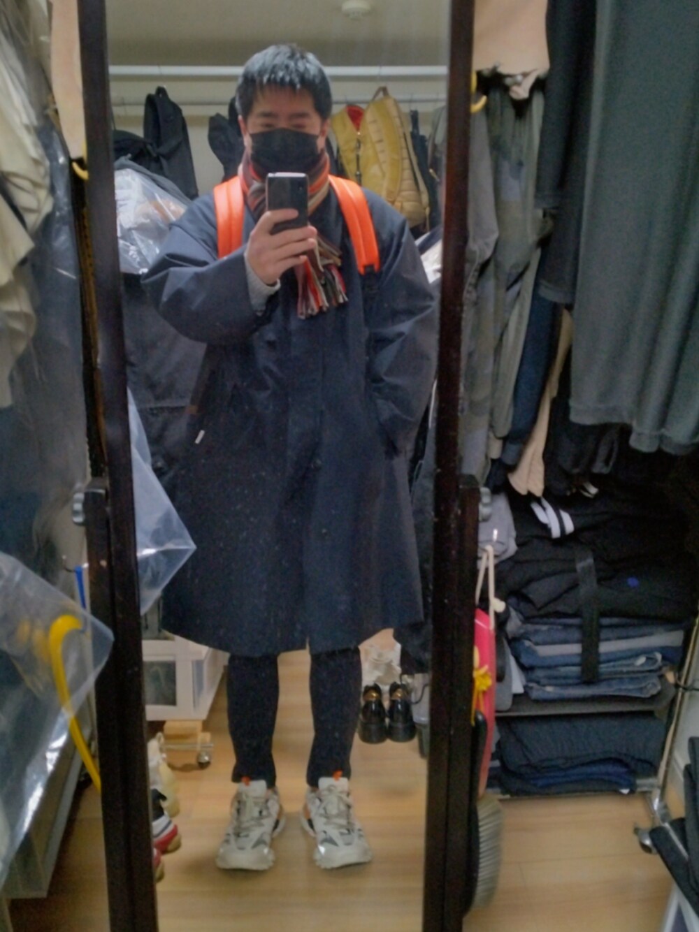 「BALENCIAGAのTrack Trainers（スニーカー、ホワイト系）」を使った、高さん（メンズ・176cm）の冬コーディネートの1枚目の写真