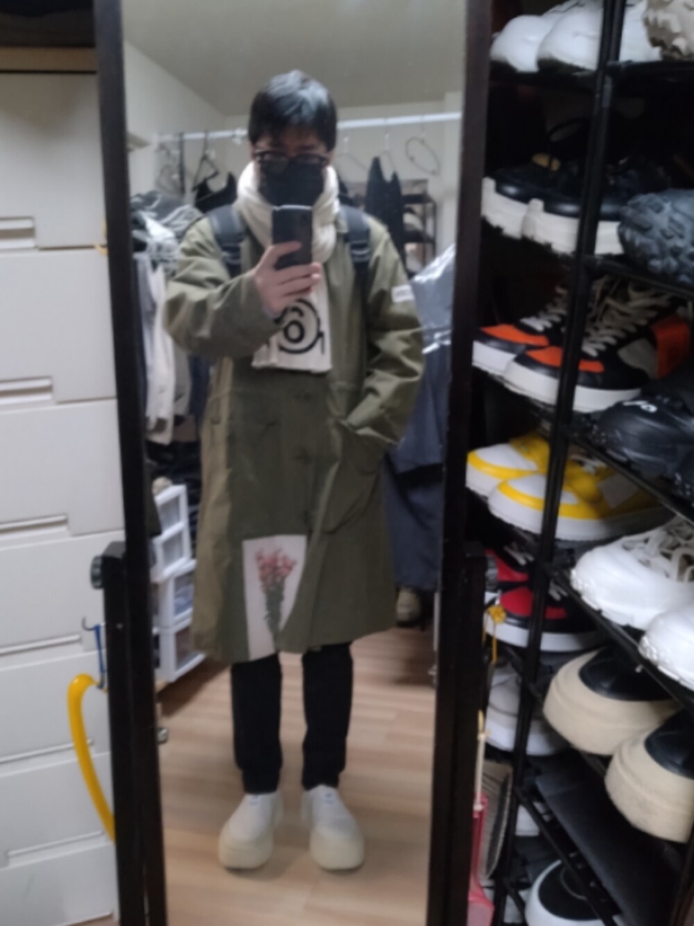 「MM6 Maison Margielaのアイテム（スニーカー、ホワイト系）」を使った、高さん（メンズ・176cm）の冬コーディネートの1枚目の写真