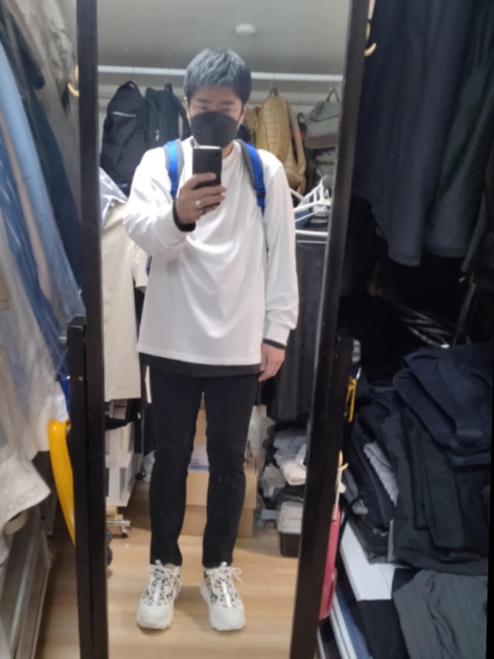 「BURBERRYのアイテム（スニーカー、ホワイト系）」を使った、高さん（メンズ・176cm）の秋コーディネートの1枚目の写真