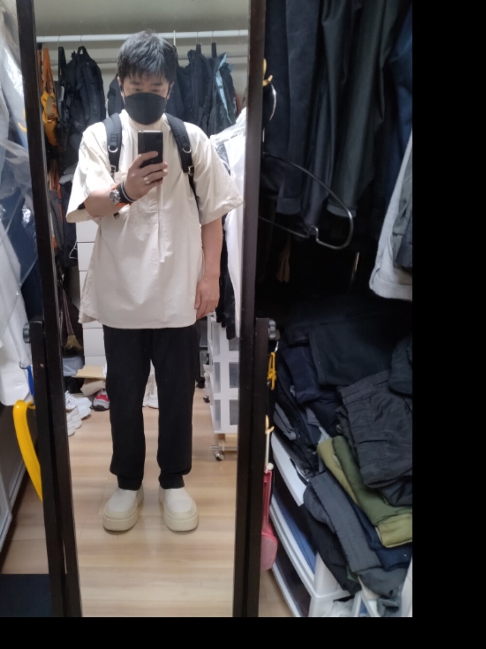 「MM6 Maison Margielaのアイテム（スニーカー、ホワイト系）」を使った、高さん（メンズ・176cm）の夏コーディネートの1枚目の写真