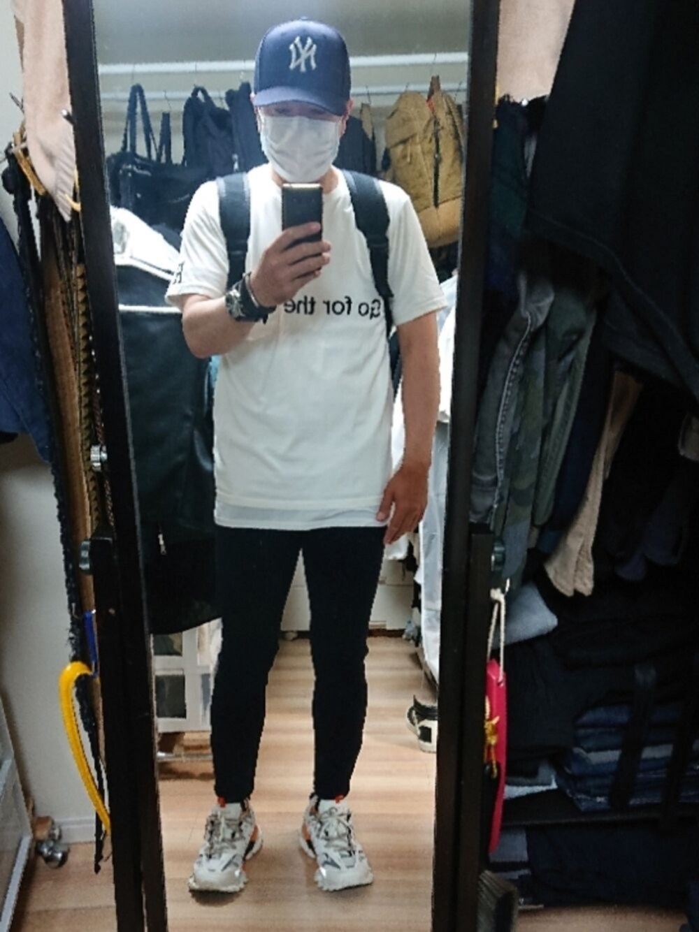 「BALENCIAGAのTrack Trainers（スニーカー、ホワイト系）」を使った、高さん（メンズ・176cm）の夏コーディネートの1枚目の写真
