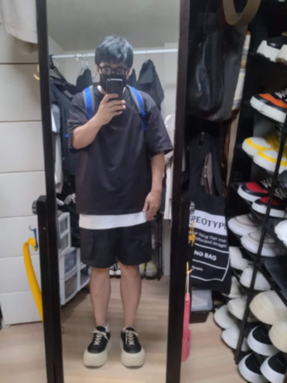 「MM6 Maison MargielaのRUBBER SOLE SNEAKERS（スニーカー、ブラック系）」を使った、高さん（メンズ・176cm）の秋コーディネートの1枚目の写真