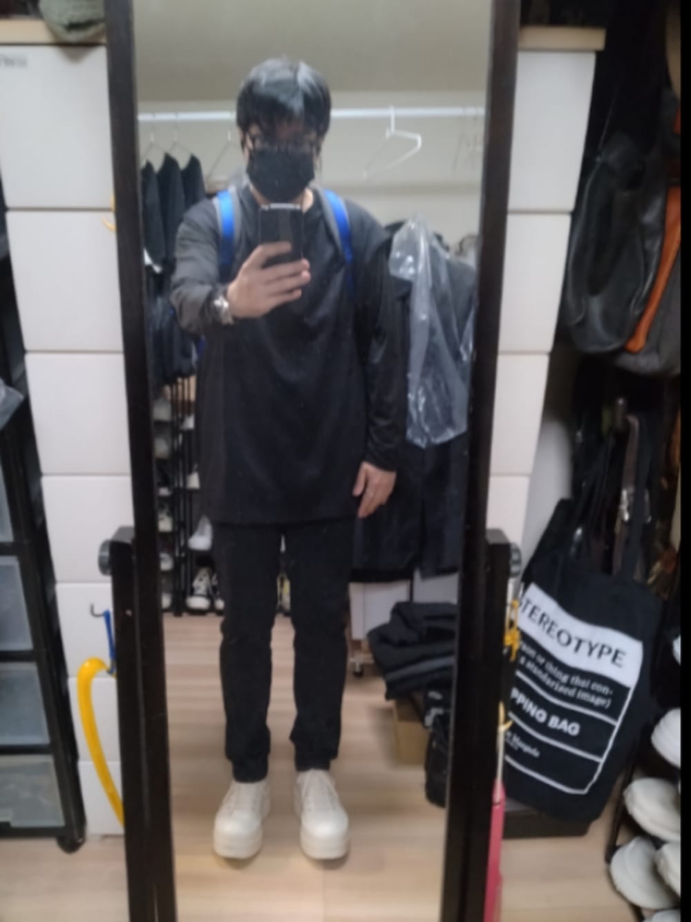 「DRKSHDW by RICK OWENSのアイテム（スニーカー、ホワイト系）」を使った、高さん（メンズ・176cm）の春コーディネートの1枚目の写真