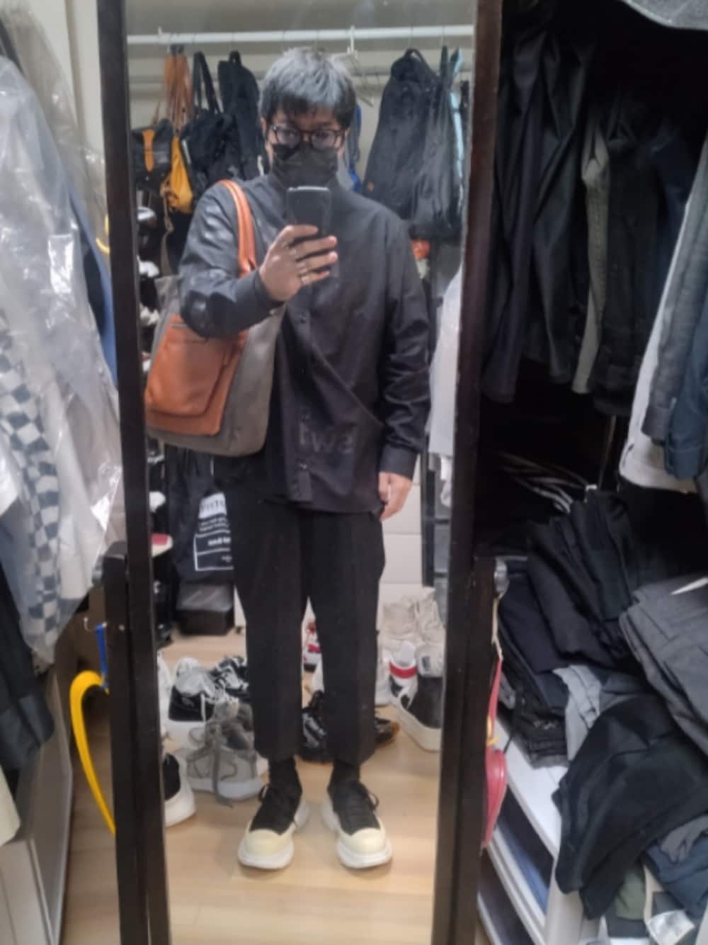 「Alexander McQueenのカスタム（スニーカー、その他）」を使った、高さん（メンズ・176cm）の秋コーディネートの1枚目の写真