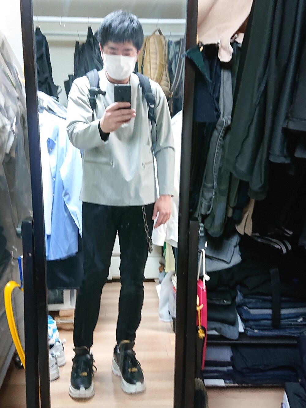 「Maison MargielaのMaison Margiela Distressed Leather Sneakers（スニーカー、ブラック系）」を使った、高さん（メンズ・176cm）の春コーディネートの1枚目の写真