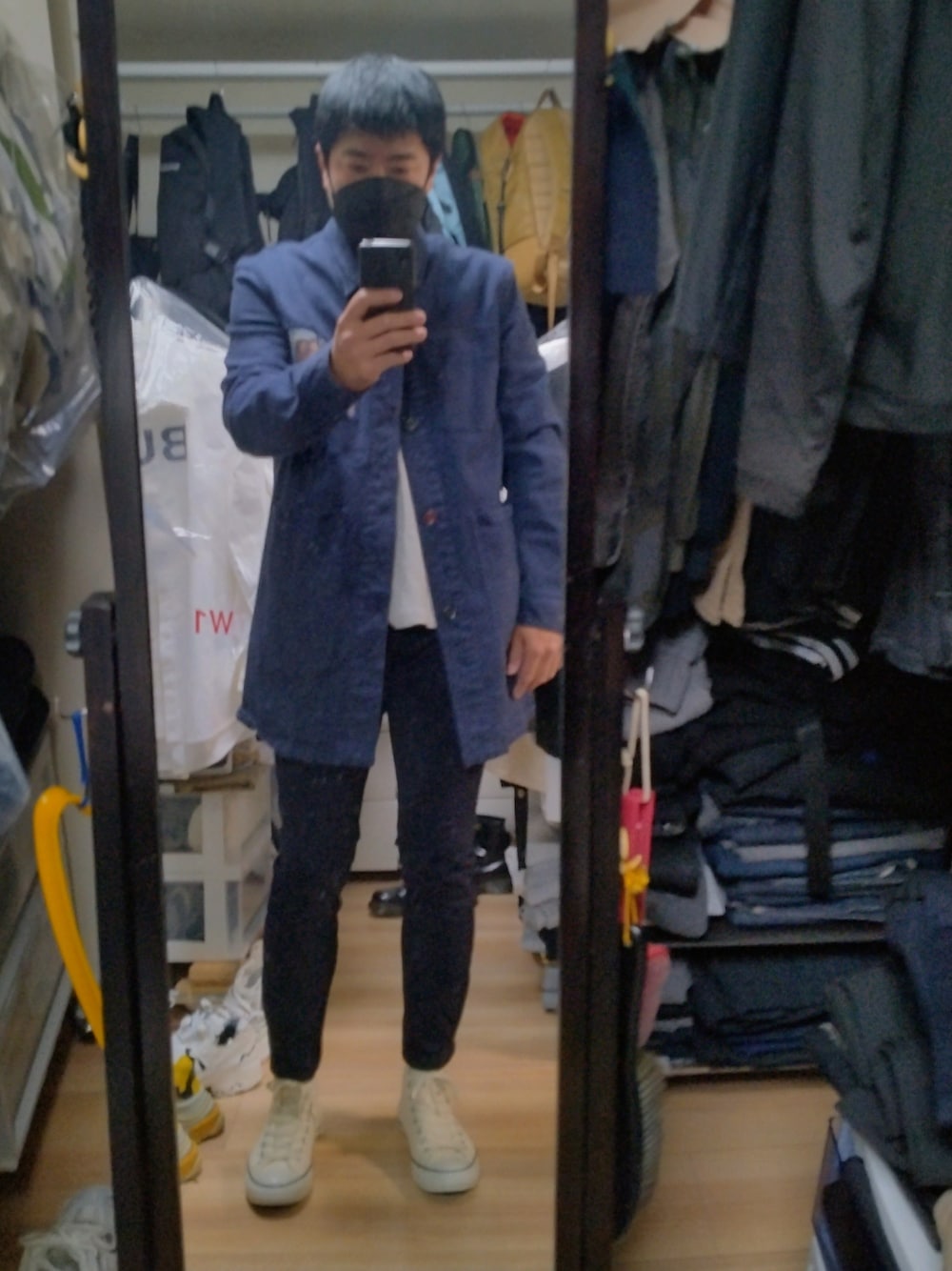 「BEAMSのBEAMS × CONVERSE（スニーカー、ホワイト系）」を使った、高さん（メンズ・176cm）の秋コーディネートの1枚目の写真