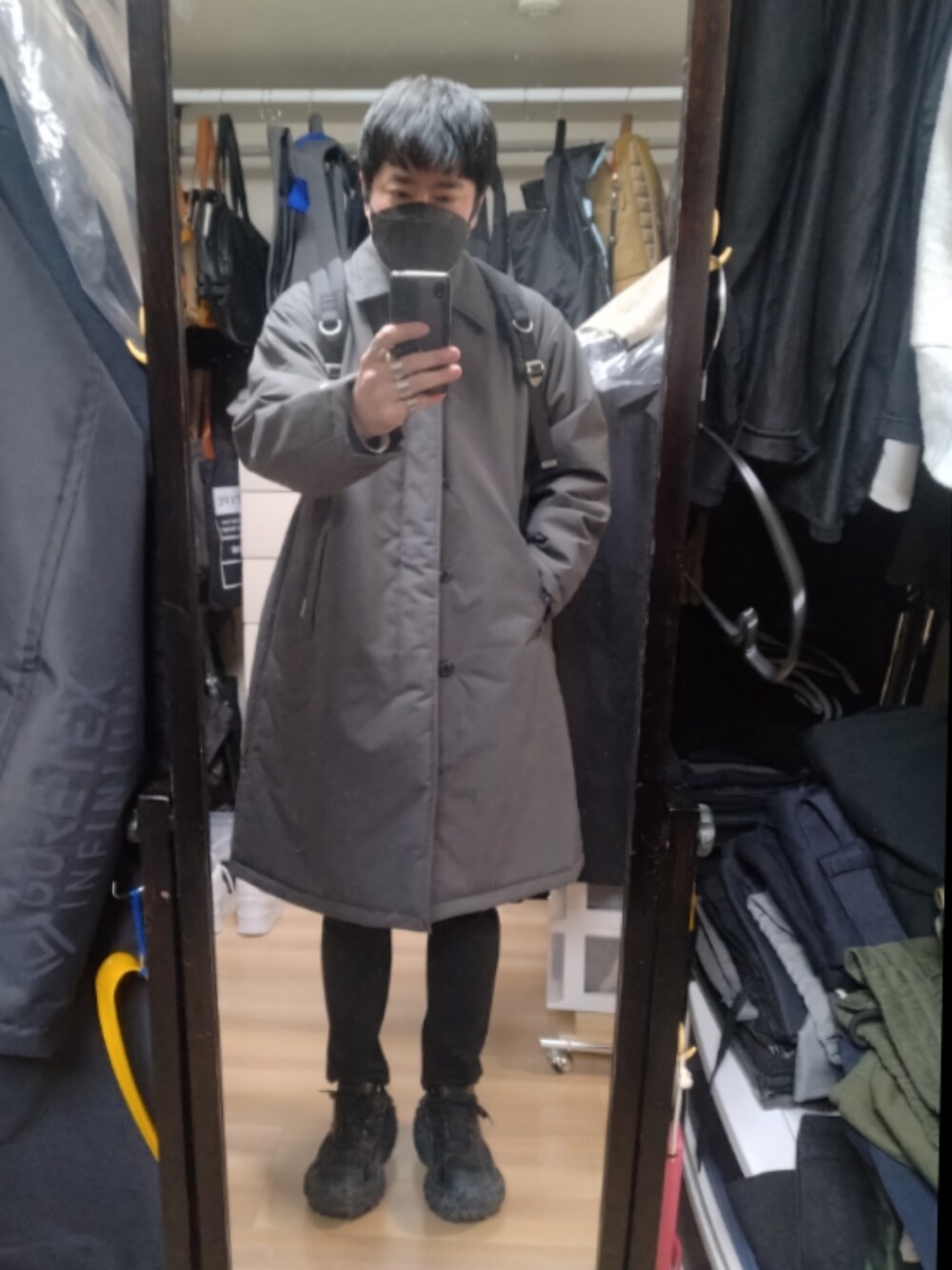 「BALENCIAGAのDefender（スニーカー、ブラック系）」を使った、高さん（メンズ・176cm）の冬コーディネートの1枚目の写真