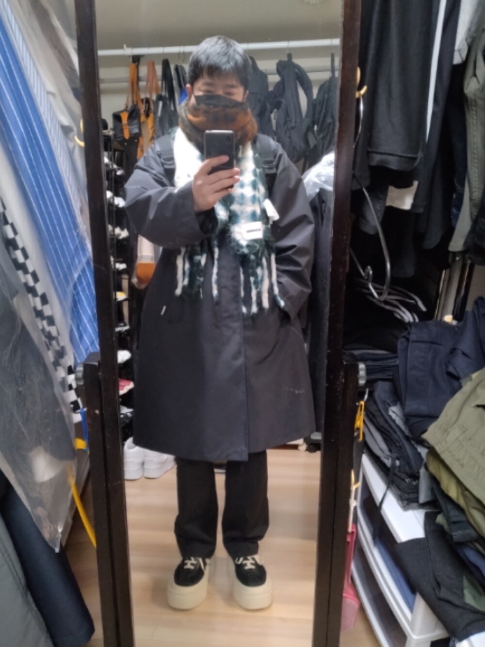 「MM6 Maison MargielaのRUBBER SOLE SNEAKERS（スニーカー、ブラック系）」を使った、高さん（メンズ・176cm）の冬コーディネートの1枚目の写真