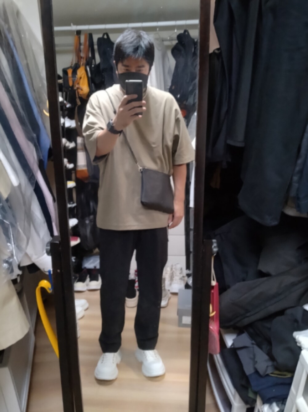 「Alexander McQueenのTread Slick（スニーカー、ホワイト系）」を使った、高さん（メンズ・176cm）の秋コーディネートの1枚目の写真