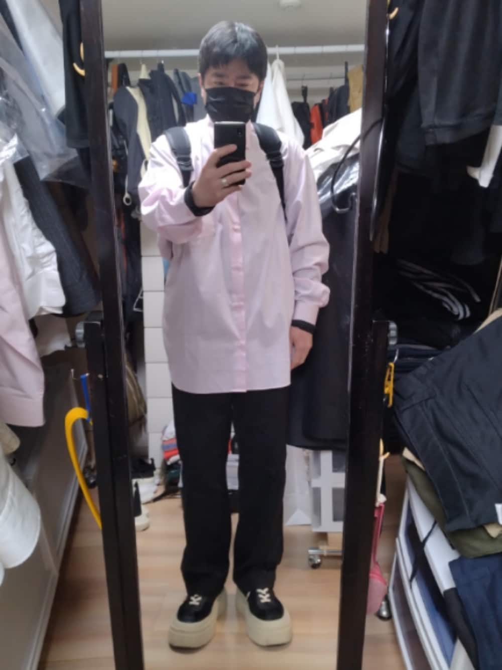 「MM6 Maison MargielaのRUBBER SOLE SNEAKERS（スニーカー、ブラック系）」を使った、高さん（メンズ・176cm）の春コーディネートの1枚目の写真