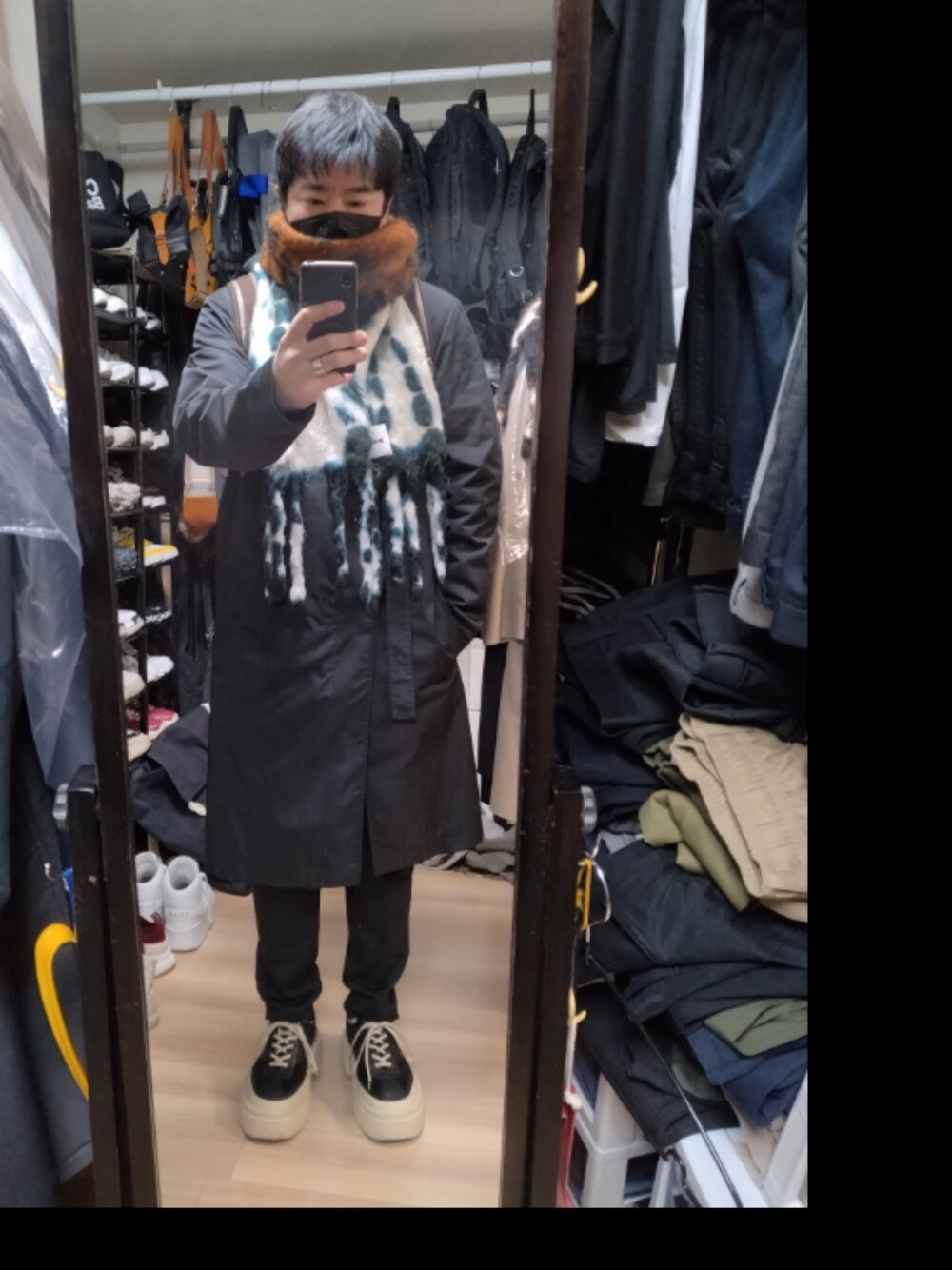 「MM6 Maison MargielaのRUBBER SOLE SNEAKERS（スニーカー、ブラック系）」を使った、高さん（メンズ・176cm）の冬コーディネートの1枚目の写真