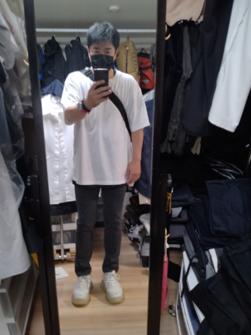 「BALENCIAGAのTriple S（スニーカー、ホワイト系）」を使った、高さん（メンズ・176cm）の秋コーディネートの1枚目の写真