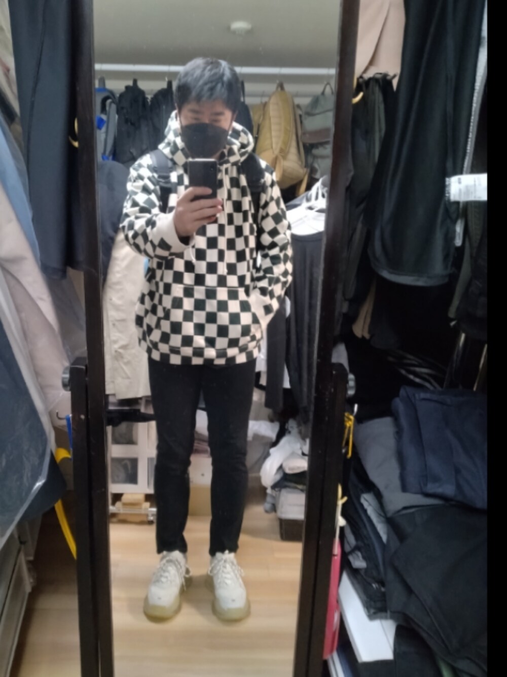 「BALENCIAGAのTriple S（スニーカー、ホワイト系）」を使った、高さん（メンズ・176cm）の秋コーディネートの1枚目の写真