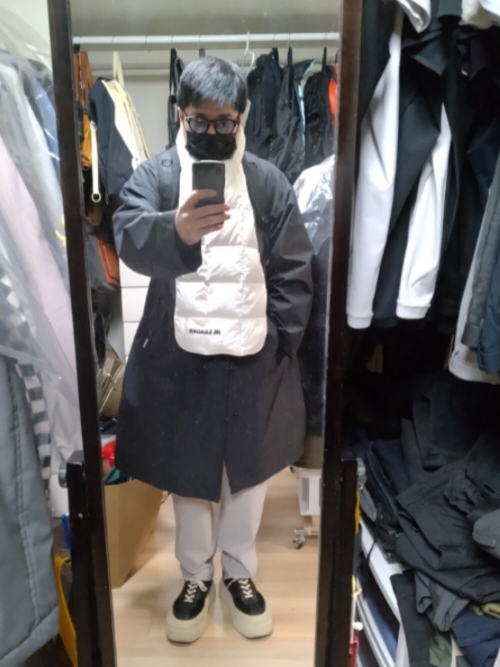 「MM6 Maison MargielaのRUBBER SOLE SNEAKERS（スニーカー、ブラック系）」を使った、高さん（メンズ・176cm）の冬コーディネートの1枚目の写真