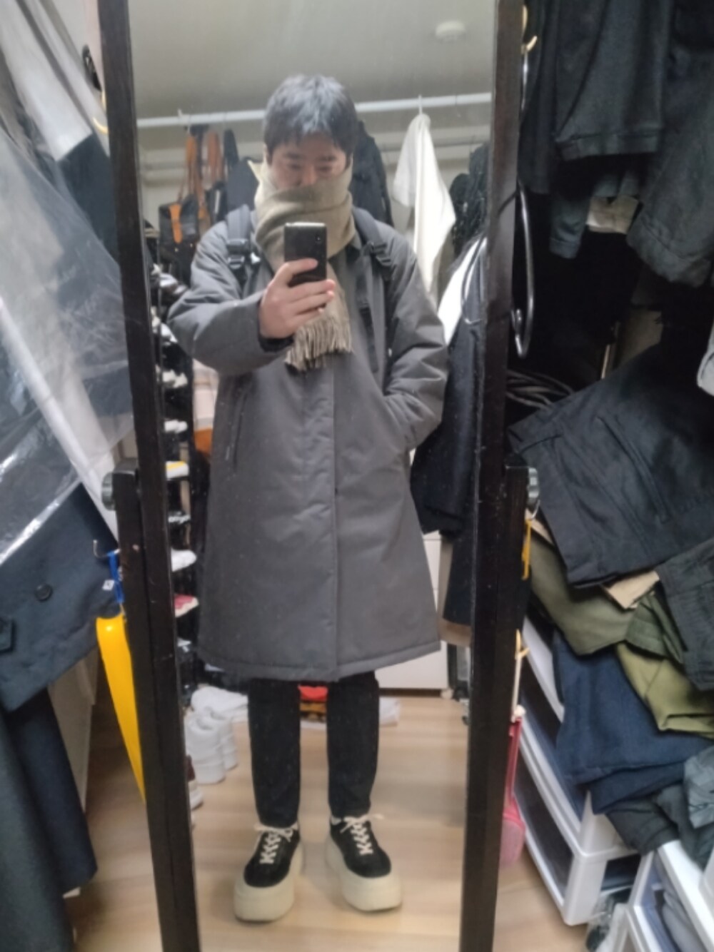 「MM6 Maison MargielaのRUBBER SOLE SNEAKERS（スニーカー、ブラック系）」を使った、高さん（メンズ・176cm）の春コーディネートの1枚目の写真