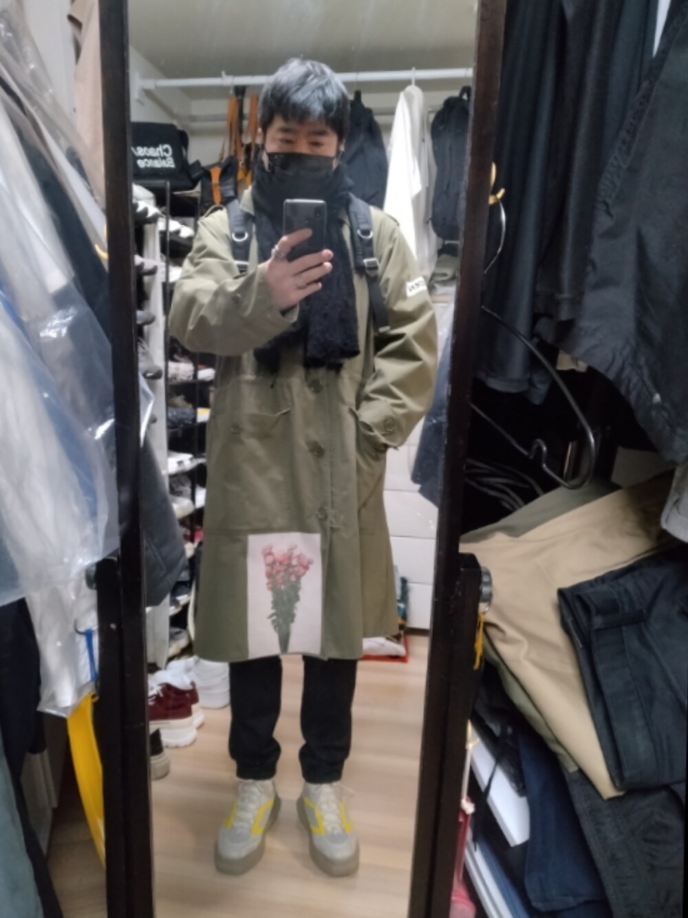 「1017 ALYX 9SMのHIGH TOP MONO HIKING SNEAKER（スニーカー、ベージュ系）」を使った、高さん（メンズ・176cm）の冬コーディネートの1枚目の写真
