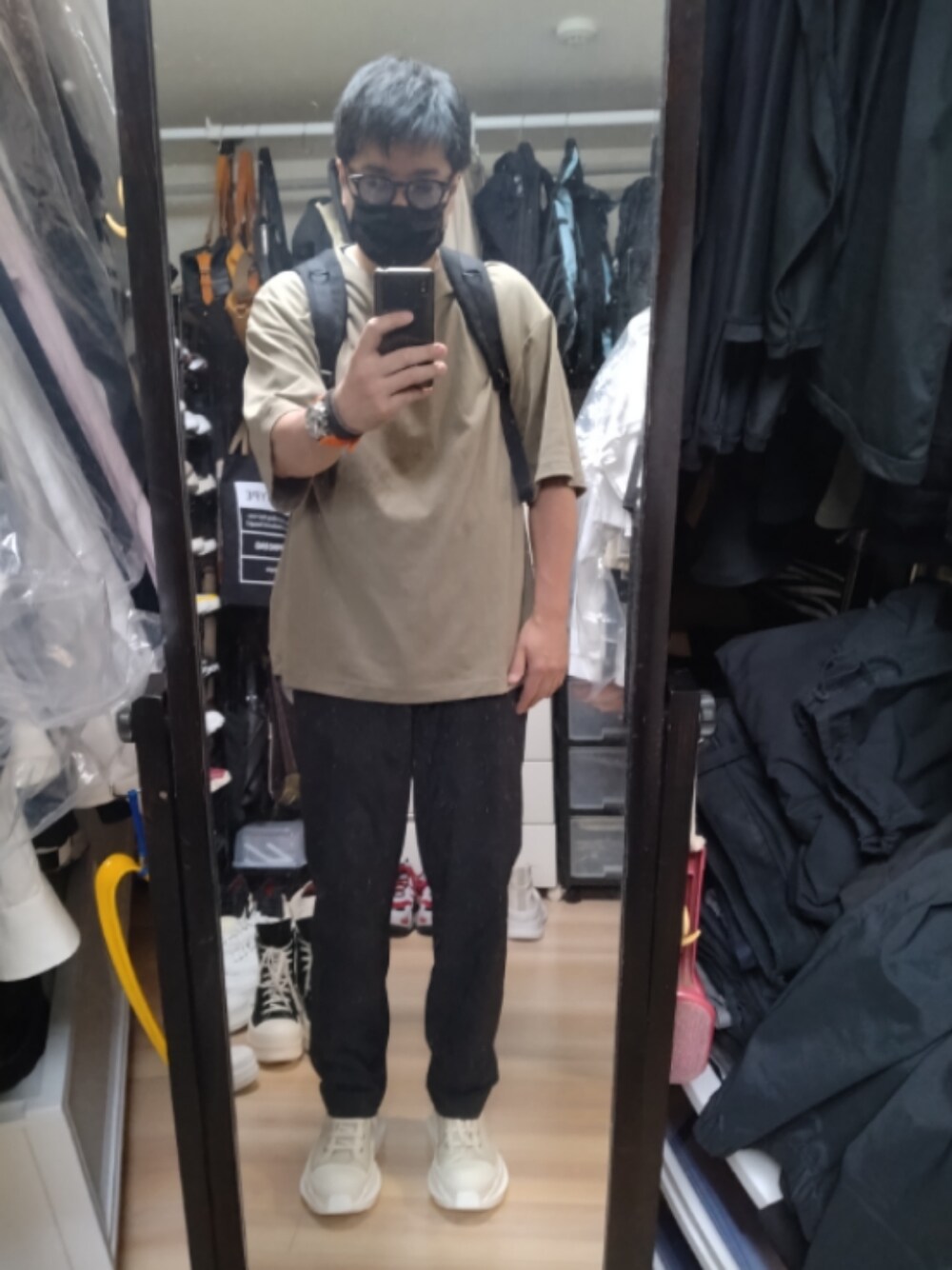 「DRKSHDWのAbstract Sneaks（スニーカー、ホワイト系）」を使った、高さん（メンズ・176cm）の夏コーディネートの1枚目の写真