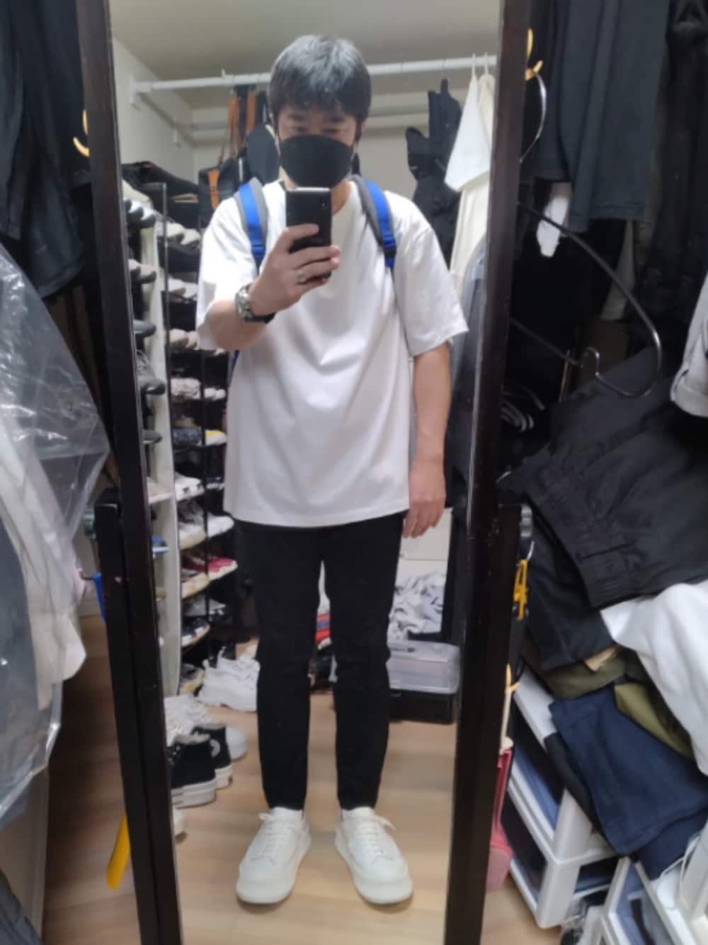 「JIL SANDERのSNEAKERS（スニーカー、ホワイト系）」を使った、高さん（メンズ・176cm）の春コーディネートの1枚目の写真