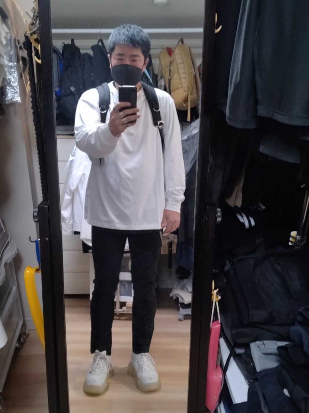 「BALENCIAGAのTriple S（スニーカー、ホワイト系）」を使った、高さん（メンズ・176cm）の春コーディネートの1枚目の写真