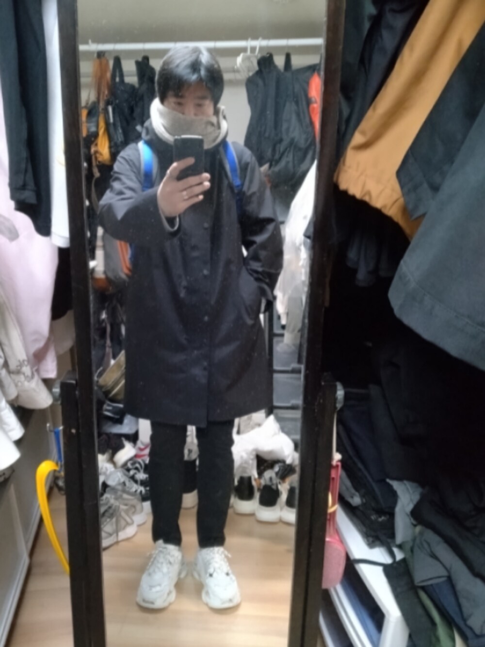 「BALENCIAGAのアイテム（スニーカー、ホワイト系）」を使った、高さん（メンズ・176cm）の冬コーディネートの1枚目の写真