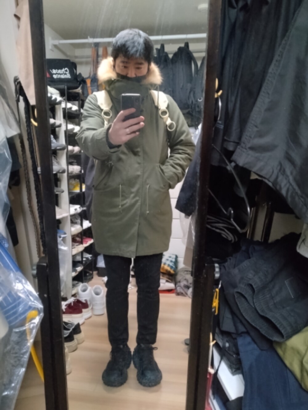 「BALENCIAGAのDefender（スニーカー、ブラック系）」を使った、高さん（メンズ・176cm）の冬コーディネートの1枚目の写真