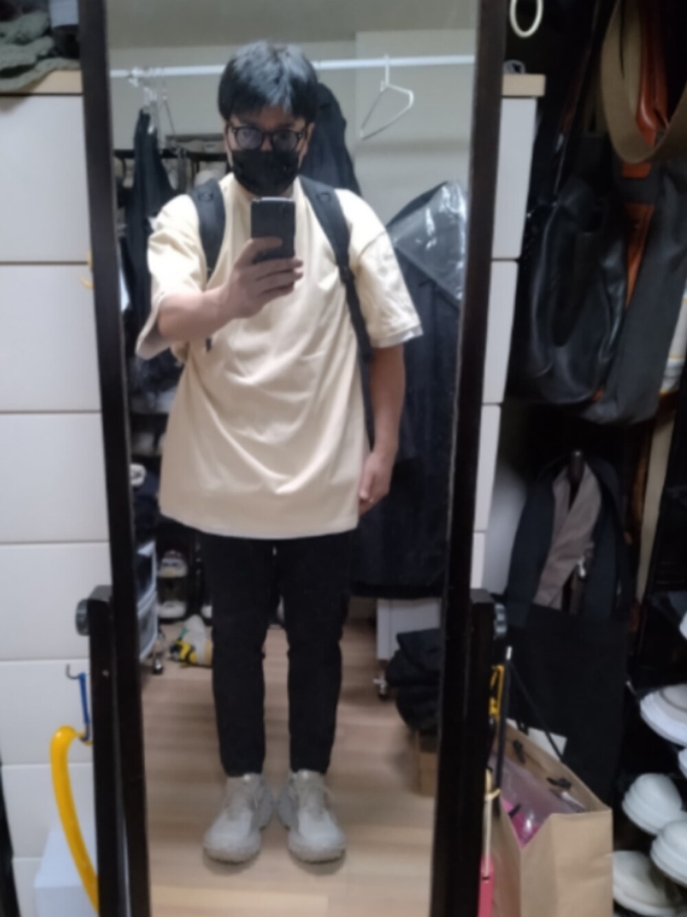 「BALENCIAGAのDefender（スニーカー、ベージュ系）」を使った、高さん（メンズ・176cm）の夏コーディネートの1枚目の写真