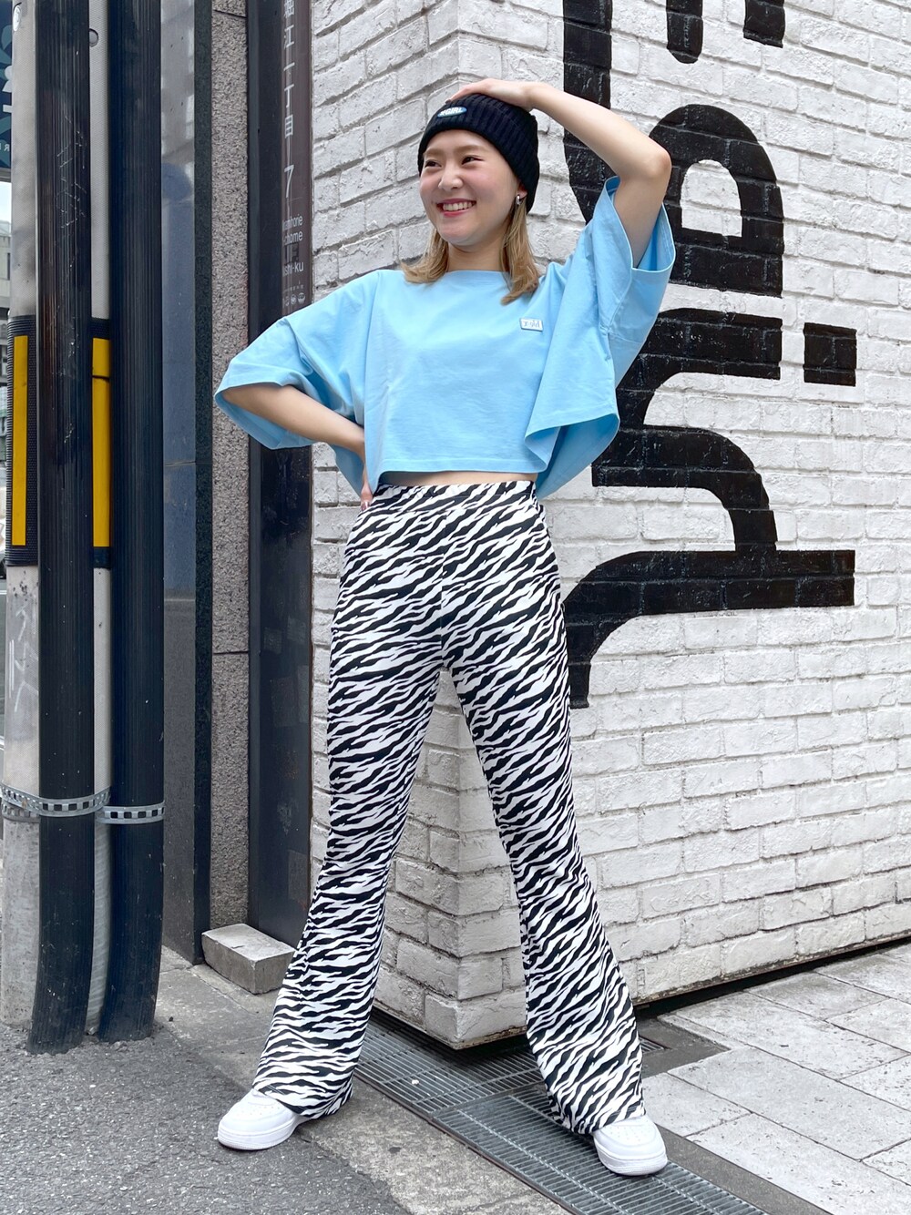 ブルー系のTシャツ/カットソー、ホワイト系のその他パンツ、ブラック系のニットキャップ/ビーニーを着用したレディースの春コーディネートの1枚目の写真