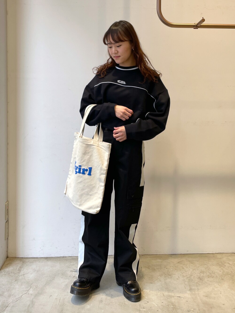 「x-girl、Xgirl_ootd、パンツスタイル、ootd、ショート丈、ワークパンツ、ブラックコーデ、black、トートバッグ、厚底ブーツ、ドクターマーチン、パーマヘア、春コーデ、動きやすい、オールブラック」｜「X-girlのCONTRAST LINE CROPPED SWEAT TOP（スウェット、ブラック系）」を使った、出村彩乃さん（レディース・159cm）の春コーディネートの1枚目の写真