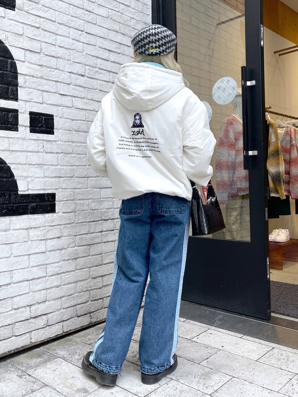「xgirl、Xgirl_ootd、大人カジュアル、秋冬コーデ、シンプルコーデ、パンツスタイル、シンプルスタイル、ビッグシルエット、オーバーサイズ、デニムパンツ、リバーシブルジャケット、ラインパンツ、ハンチング、ミニバッグ、Dr.Martens」｜「X-girlのHUNTING CAP（ハンチング/ベレー帽、ブラック系）」を使った、出村彩乃さん（レディース・159cm）の秋コーディネートの1枚目の写真