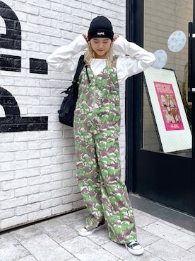 「ショート丈トップス」｜「アイテム（サロペット/オーバーオール）」を使った、出村彩乃さん（レディース・159cm）の秋コーディネート