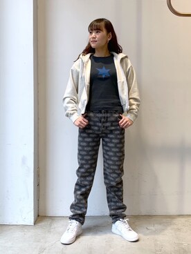 「パーマヘア」｜出村彩乃さん（レディース・159cm）の春コーディネート