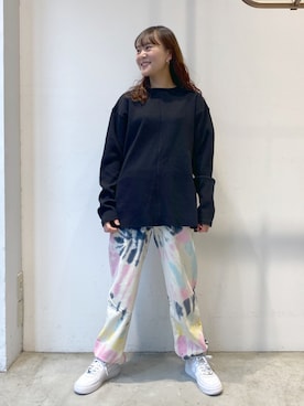 「パーマヘア」｜「アイテム（スウェットパンツ）」を使った、出村彩乃さん（レディース・159cm）の春コーディネート