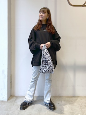 「パーマヘア」｜「アイテム（スウェット）」を使った、出村彩乃さん（レディース・159cm）の春コーディネート