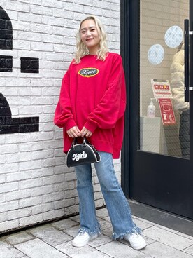 「レッドコーデ」｜「アイテム（スウェット）」を使った、出村彩乃さん（レディース・159cm）の秋コーディネート