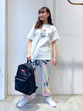 「パーマヘア」｜「アイテム（スウェットパンツ）」を使った、出村彩乃さん（レディース・159cm）の春コーディネート