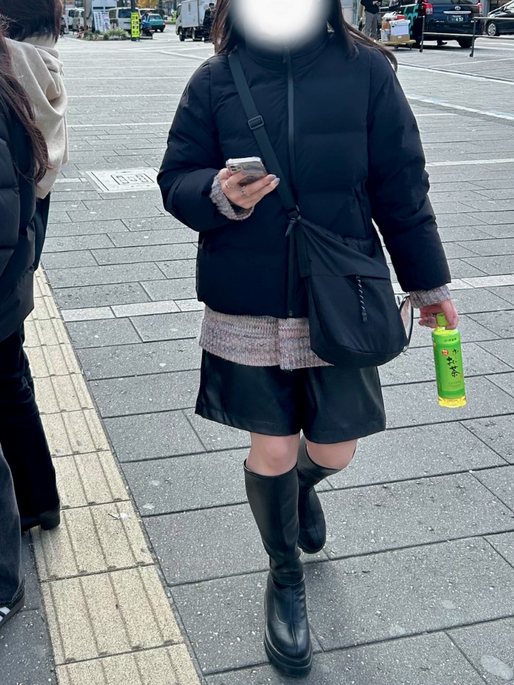 「UNIQLOのアイテム（ダウンジャケット/コート、ブラック系）」を使った、Emmaさん（レディース・158cm）の冬コーディネートの1枚目の写真