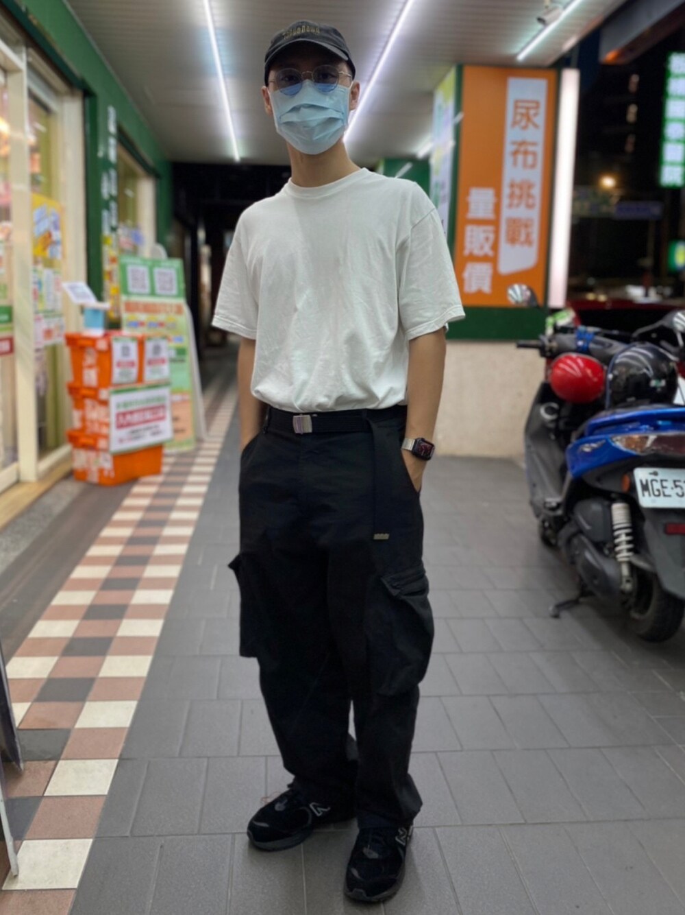 ブラック系のスニーカーを着用したメンズの秋コーディネートの1枚目の写真