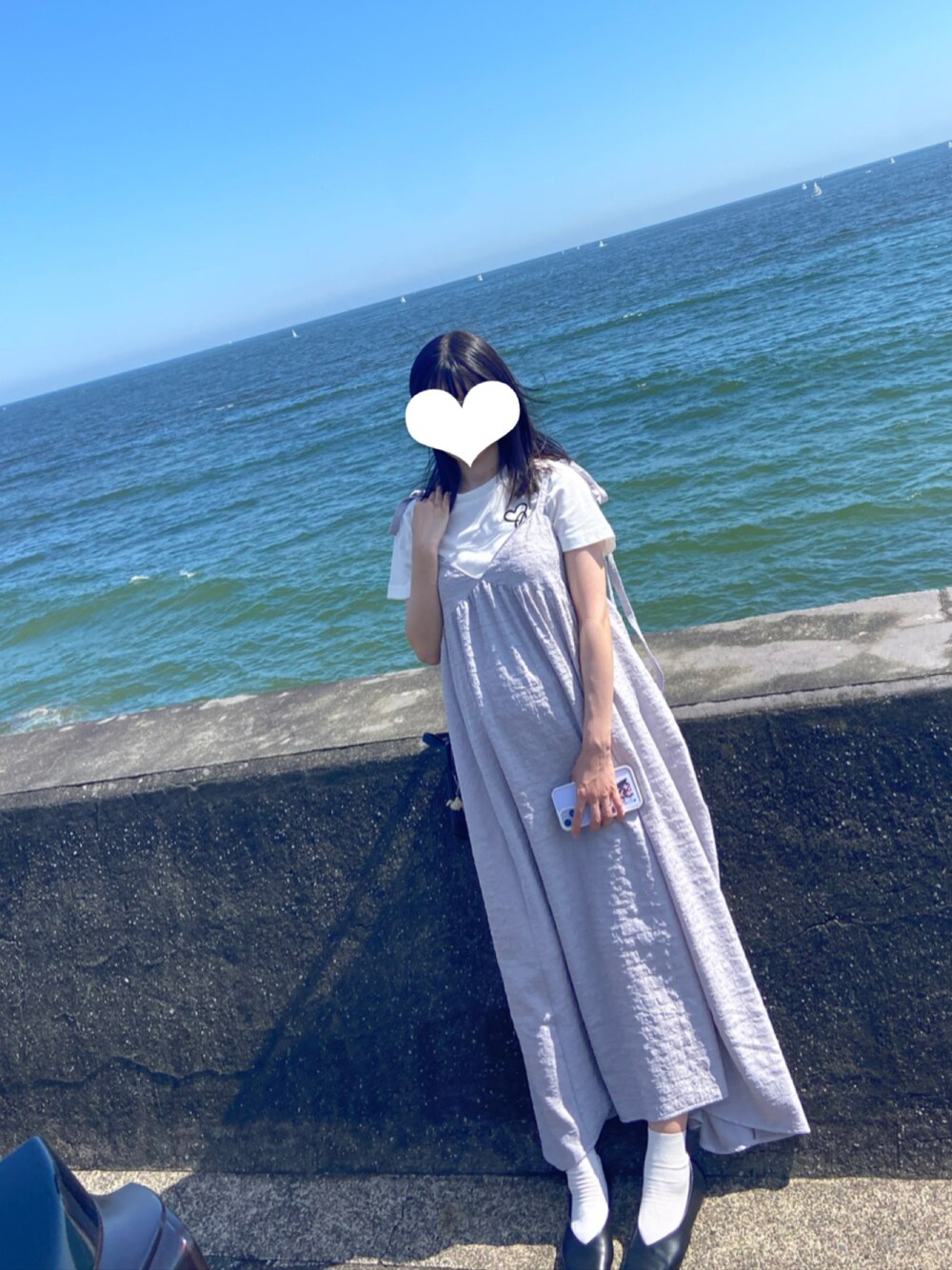 「夏コーデ、マタニティ、マタニティコーデ、夏服、キャミワンピ、白Tシャツ、海」｜「Chicoの肩リボンキャミワンピース（ワンピース、グレー系）」を使った、manamiさん（レディース・157cm）の夏コーディネートの1枚目の写真