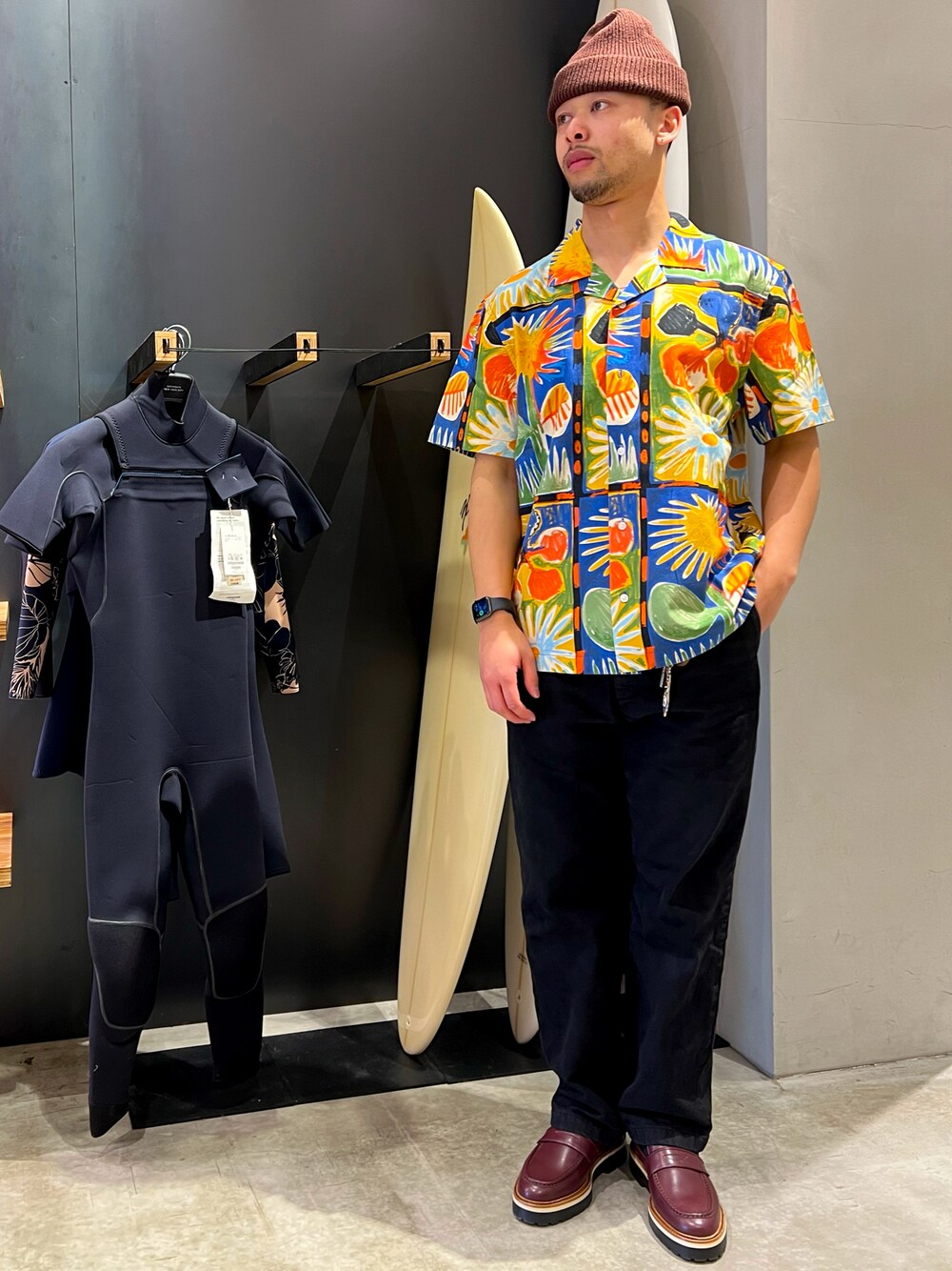 ブルー系のシャツ/ブラウス、ブラック系のチノパンツ、パープル系のローファーを着用したメンズの冬コーディネートの1枚目の写真