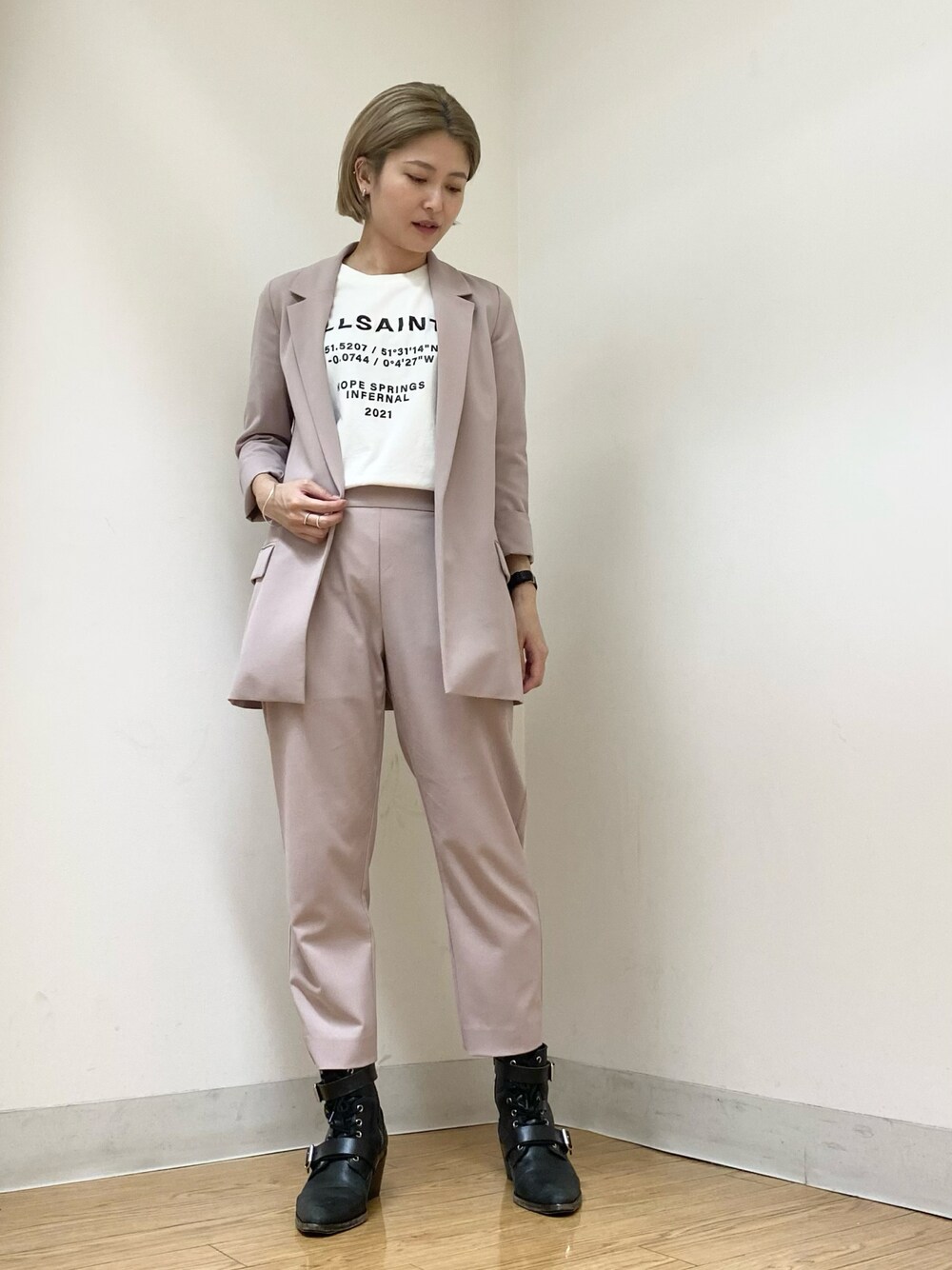 「オトナカジュアル、セットアップ、ピンク、シンプルコーデ、低身長コーデ、ジャケット、ALLSAINTS、オールセインツ」｜「ALLSAINTSのALEIDA TRI MID-RISE TROUSERS | ALEIDA TRI ミッドライズ トラウザー（スラックス、ピンク系）」を使った、Emiさん（レディース・156cm）の夏コーディネートの1枚目の写真