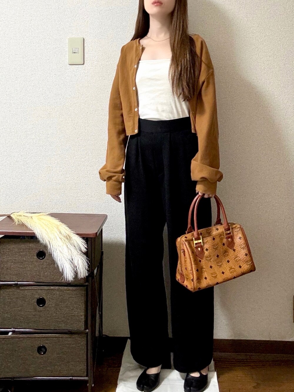 「秋コーデ、オトナ女子、シンプル、低身長、秋服、オトナカジュアル、大人カジュアル、オーバーサイズ、パンツスタイル、カーディガン、秋冬コーデ、ゆるコーデ、プチプラコーデ、リラックススタイル、プチプラ」｜「select MOCAの【サイズ展開あり】ダブルストラップカップ付きキャミソール（キャミソール、ホワイト系）」を使った、suzu_wa24さん（骨格ウェーブ・レディース・155cm）の秋コーディネートの1枚目の写真