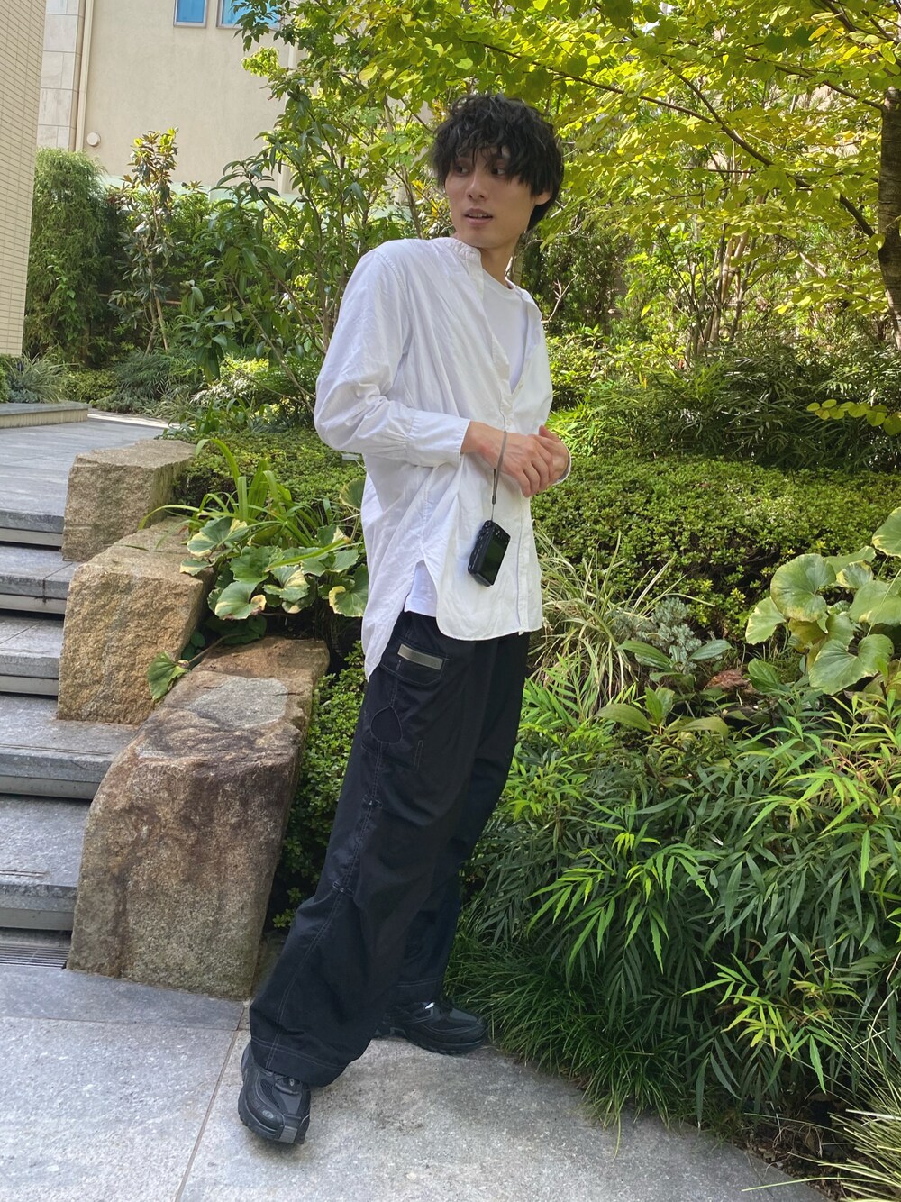 ブラック系のパンツ、ホワイト系のシャツ/ブラウス、ブラック系のスニーカーを着用したメンズの秋コーディネートの1枚目の写真