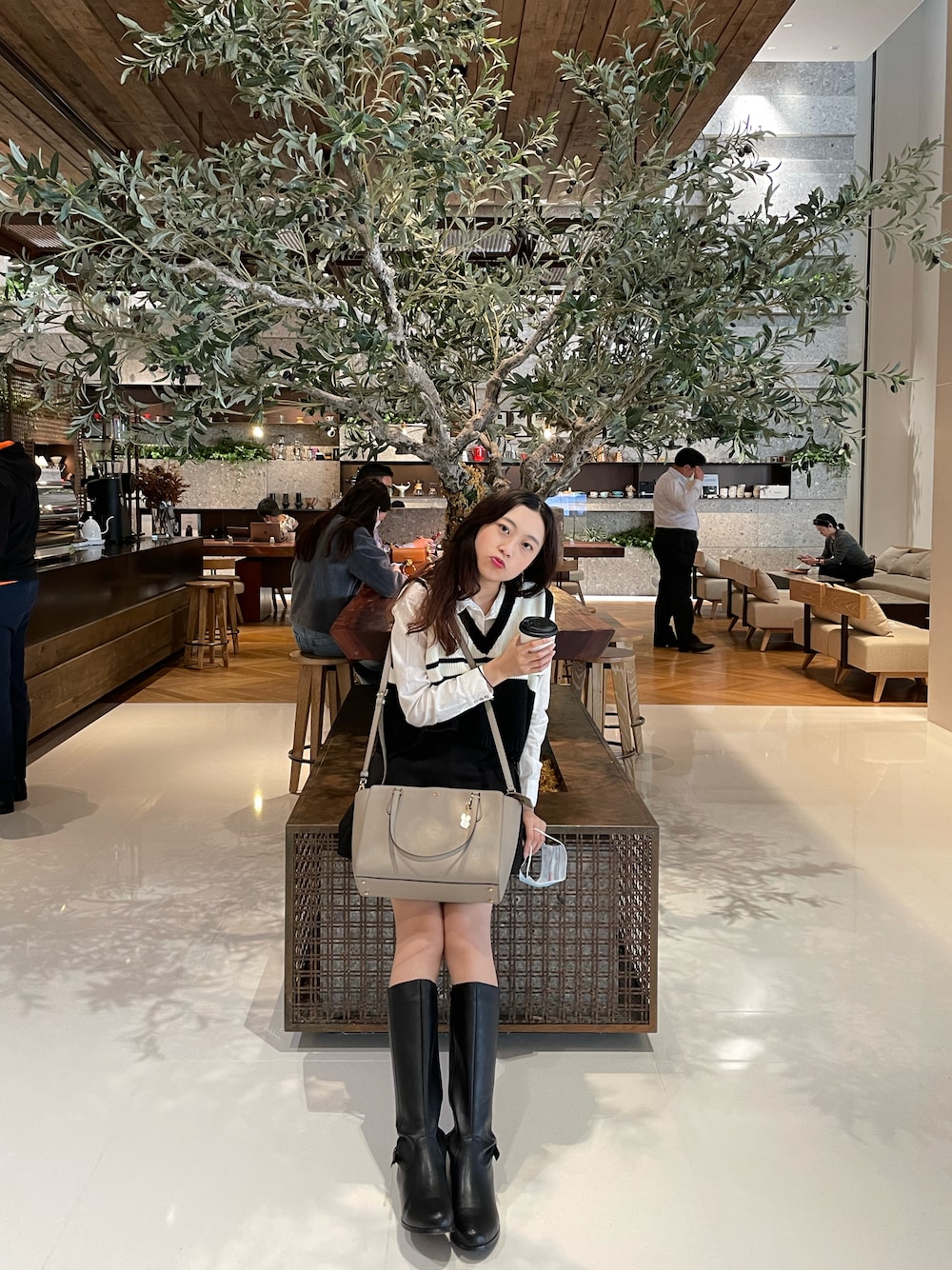 「girl、autumn、winter、ootd、outfit、working style、boots」｜「TORY BURCHのTory Burch 'Small York' Saffiano Leather Buckle Tote - Grey（トートバッグ、グレー系）」を使った、Smileysisさん（レディース・165cm）の秋コーディネートの1枚目の写真