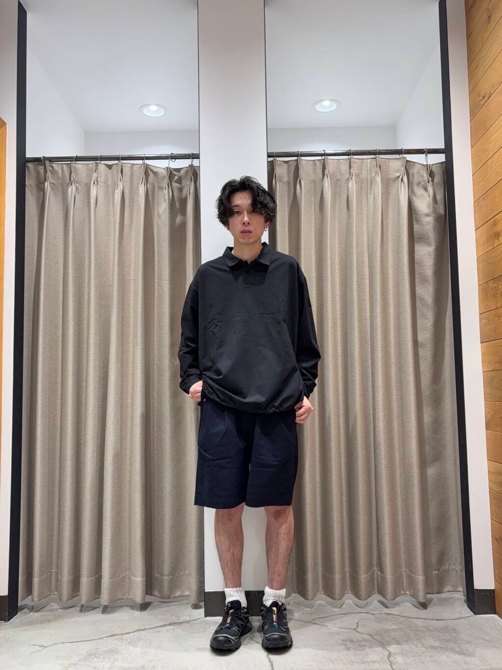 「アーバンリサーチ、カジュアルコーデ、URBANRESEARCH、夏コーデ、夏、ハーフパンツ、新作、リラックス、20代、メンズスタイル、メンズ、ur、休日、初夏スタイル、暑い」｜「SALOMONのSALOMON　XT-6 GTX（スニーカー、ブラック系）」を使った、manatoさん（メンズ・173cm）の夏コーディネートの1枚目の写真