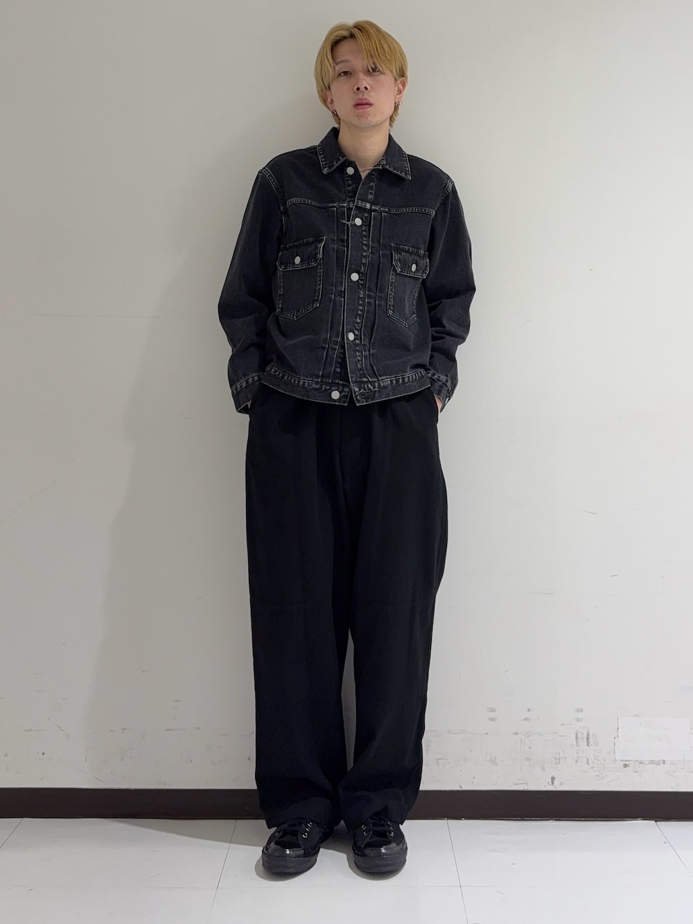 ブラック系のその他パンツ、ブラック系のスニーカー、ブラック系のデニムジャケットを着用したメンズの秋コーディネートの1枚目の写真