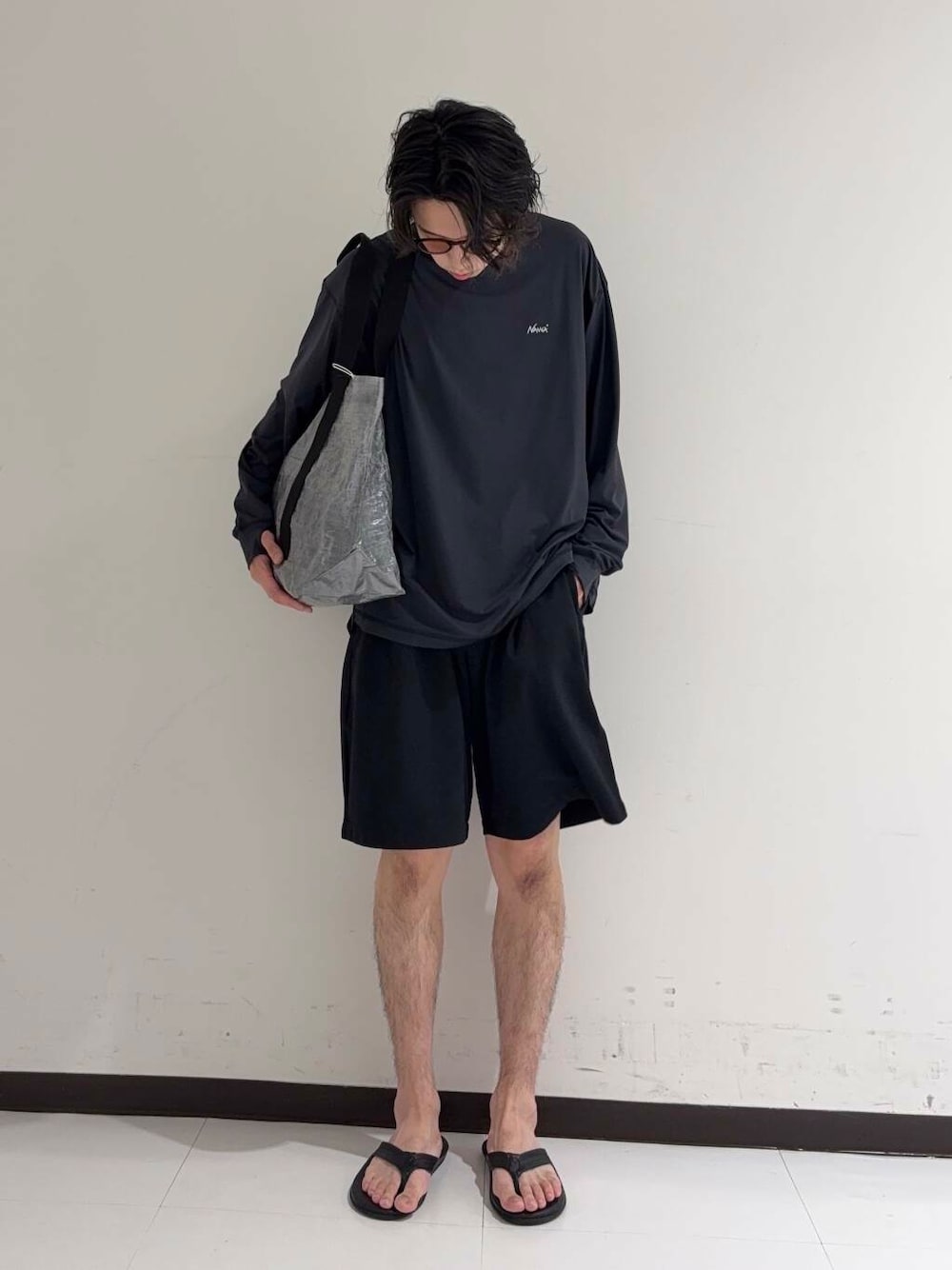 ブルー系のその他パンツ、ブラック系のサンダル、ブラック系のトートバッグを着用したメンズの夏コーディネートの1枚目の写真