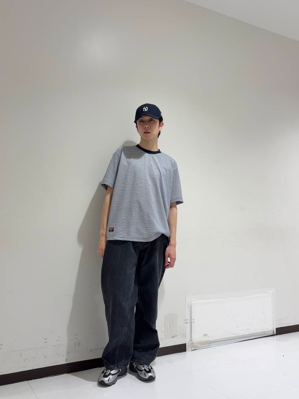 「アーバンリサーチ、カジュアルコーデ、URBANRESEARCH、キャップ、休日スタイル、20代、メンズ、ur、初夏スタイル、きれいめtシャツ、ビックシルエット、ここでしか手に入らない別注アイテム」｜「NEW ERAの『別注』New Era×URBAN RESEARCH　940CS（キャップ、ブルー系）」を使った、manatoさん（メンズ・173cm）の春コーディネートの1枚目の写真