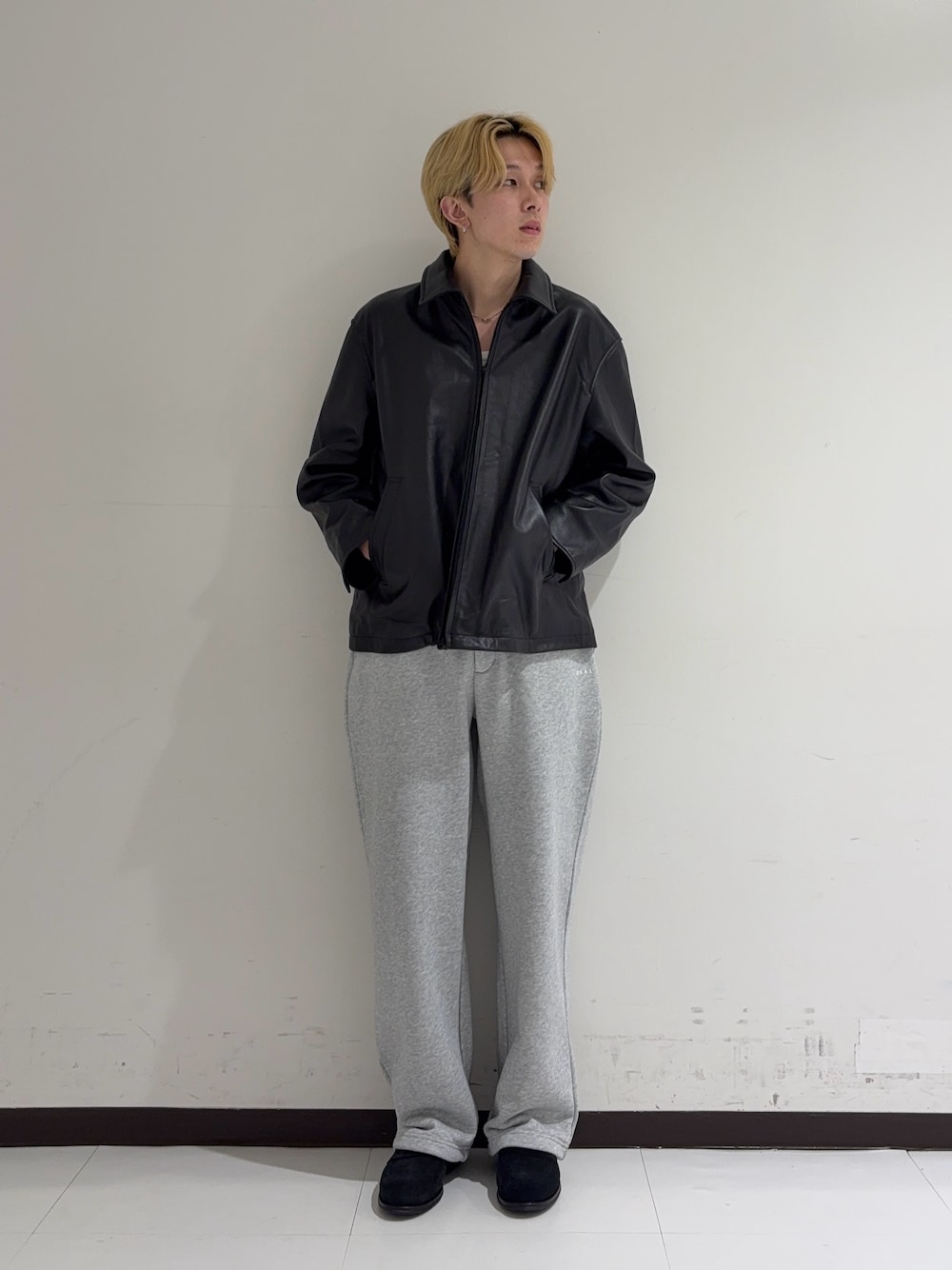 ブラック系のその他アウター、グレー系のその他パンツ、ブラック系のドレスシューズを着用したメンズの秋コーディネートの1枚目の写真