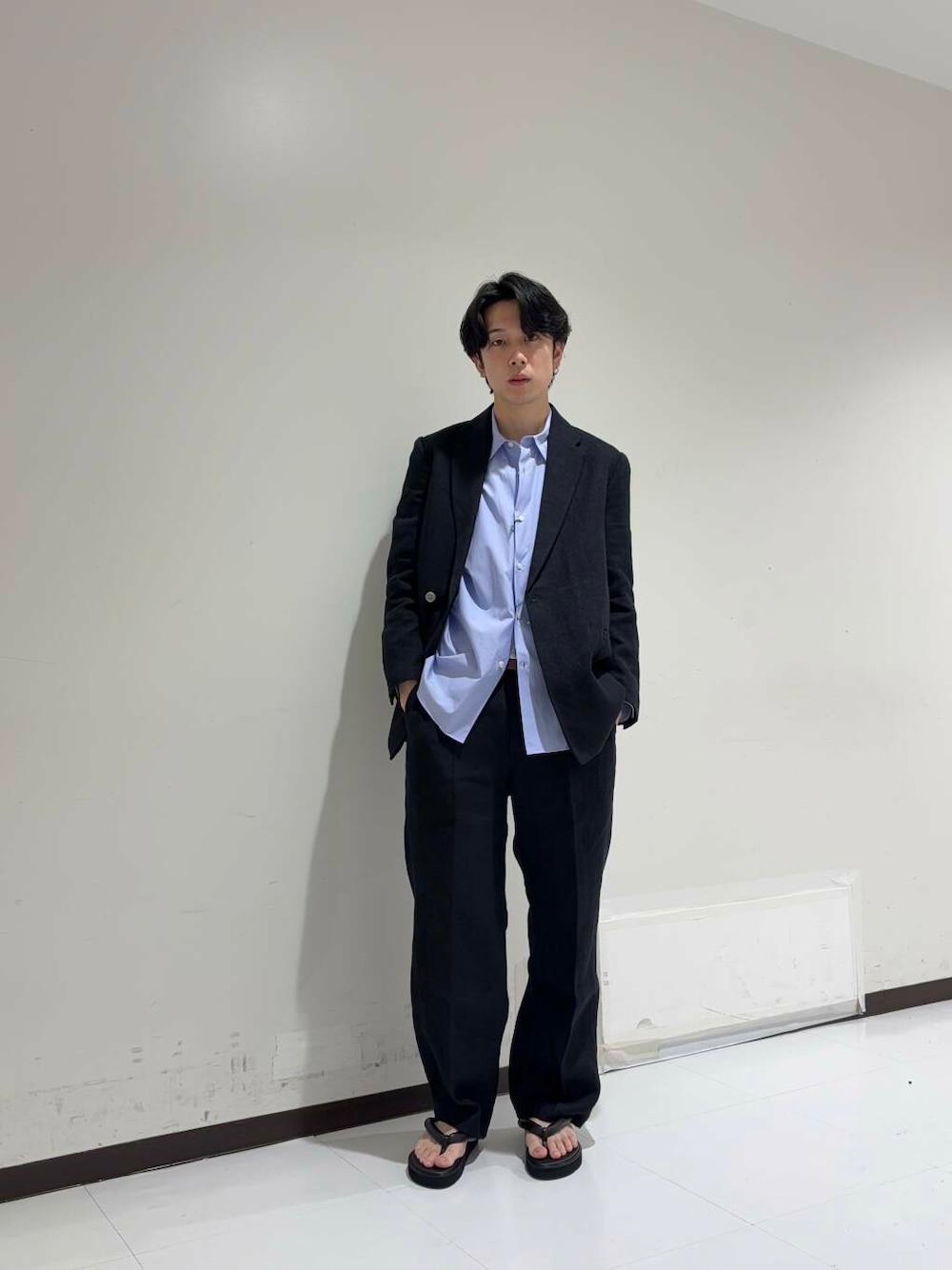 「アーバンリサーチ、ジャケット、URBANRESEARCH、サンダル、休日スタイル、20代、サンダルコーデ、メンズ、ur、トーマスメイソン、初夏スタイル、ここでしか手に入らない別注アイテム」｜「THOMAS MASONのnew basic　THOMAS MASON OVER SHIRTS（シャツ/ブラウス、ブルー系）」を使った、manatoさん（メンズ・173cm）の春コーディネートの1枚目の写真